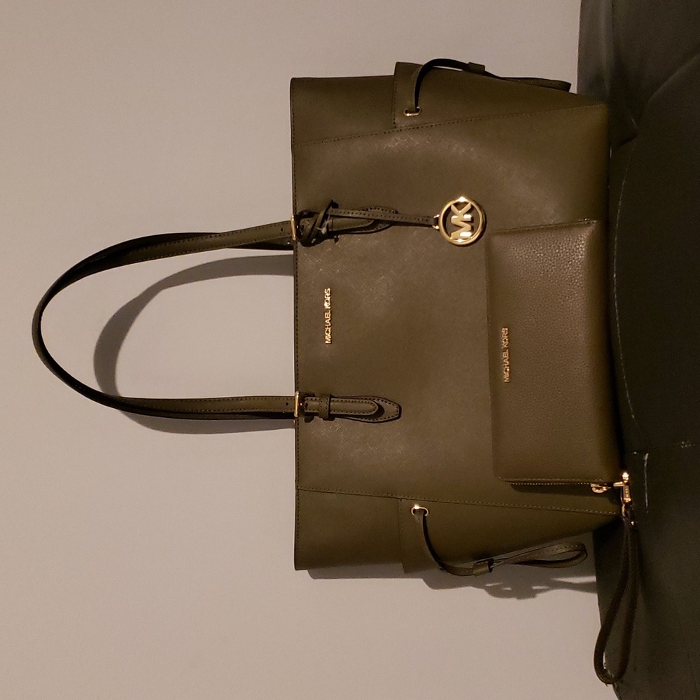 Micheal Kors matching purse and wallet. Brand new with tags
